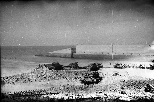 Click image for larger version
Name: Tanks in 't Gat vanaf strand.jpg
Views: 6
Size: 583.5 KB
ID: 113289