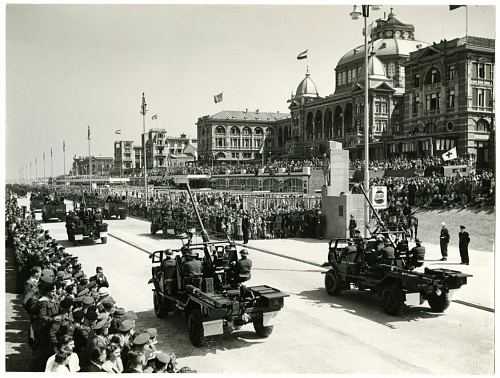 Click image for larger version

Name:	1952-het-voorbijtrekken-van-de-luchtdoelartillerie-tijdens-het-defile-op-de-boulevard-koninginne.jpg
Views:	4
Size:	280.5 KB
ID:	133332