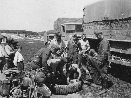 Click image for larger version

Name:	tyre  guy truck ww2.jpg
Views:	2
Size:	148.9 KB
ID:	139100