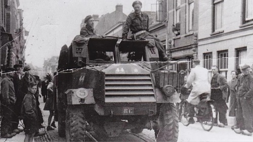 Click image for larger version

Name:	bevrijding-oudbeijerland-canadezen-molendijk.jpg
Views:	1
Size:	216.4 KB
ID:	141055