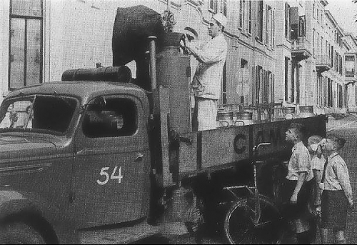 Gas generator on Dutch milk truck Arnhem.JPG