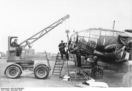 Bundesarchiv_Bild_146-2006-0001%2C_Flugzeug_Heinkel_He_111%2C_Reparatur.jpg