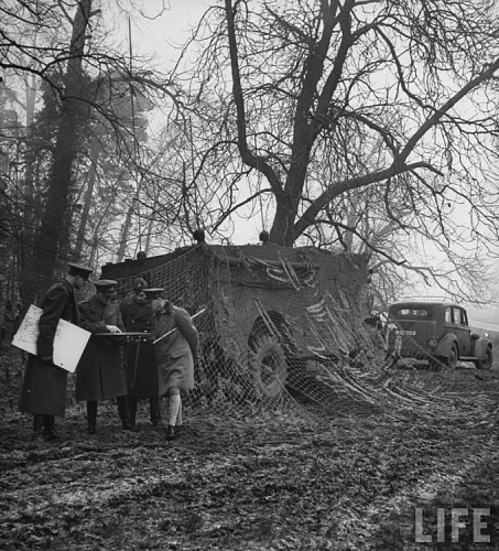 Click image for larger version

Name:	General outlining battle plan with his Staff and Air Staff Officer UK 1941.jpg
Views:	88
Size:	122.6 KB
ID:	24795