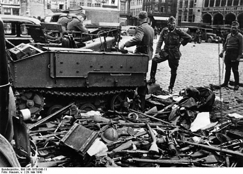 Bundesarchiv_Bild_146-1970-048-11%2C_Belgien%2C_Br%C3%BCgge%2C_Entwaffnung.jpg