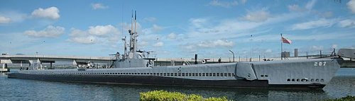 800px-USS_Bowmin_submarine_-_full_view_side.jpg