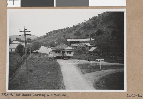 Click image for larger version

Name:	70501577  Moving weatherboard house from Tallangatta to Bolga.jpg
Views:	30
Size:	67.8 KB
ID:	78356
