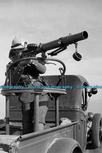 Iraq. Policemen with guns in the desert. 1935_003.jpg