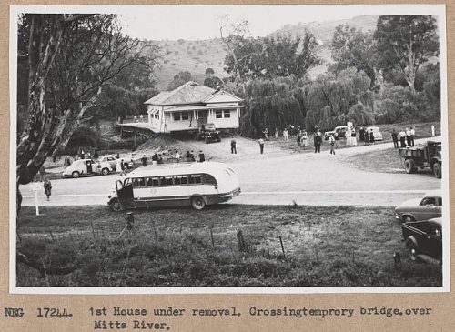 Click image for larger version

Name:	70501567  Moving weatherboard house from Tallangatta to Bolga.jpg
Views:	28
Size:	98.8 KB
ID:	78358