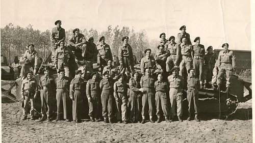 Sgt.Dogmerty & Groupe oct1940 E.20204b.jpg