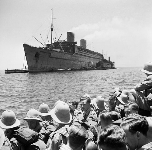 British_troops_arrive_in_the_Middle_East_having_been_transported_by_the_liner_QUEEN_ELIZABETH,_2.jpg