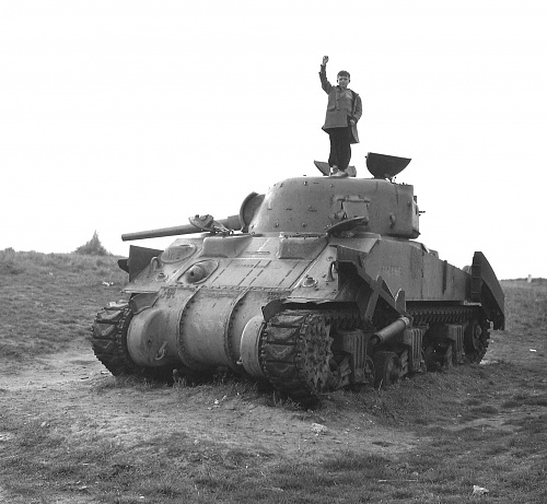 Click image for larger version

Name:	FO121673 Tank Memorial - original markings.jpg
Views:	6
Size:	516.3 KB
ID:	116898