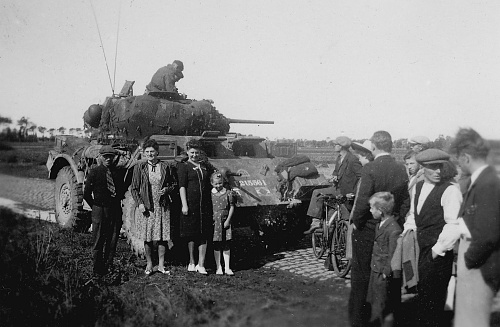 Click image for larger version

Name:	Dudzele_bevrijding_Stationsweg_1944_spoorweg_Canadezen_voertuigen_1.jpg
Views:	21
Size:	155.5 KB
ID:	105313