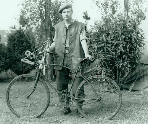Click image for larger version

Name:	97-1 Gary Hancock with BSA Folding Bike copy.jpg
Views:	1
Size:	631.8 KB
ID:	107814