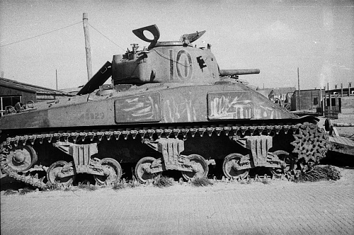 Click image for larger version

Name:	Sherman „Wolf of Badenoch” 31 juli 1946 B.jpg
Views:	3
Size:	671.1 KB
ID:	114532