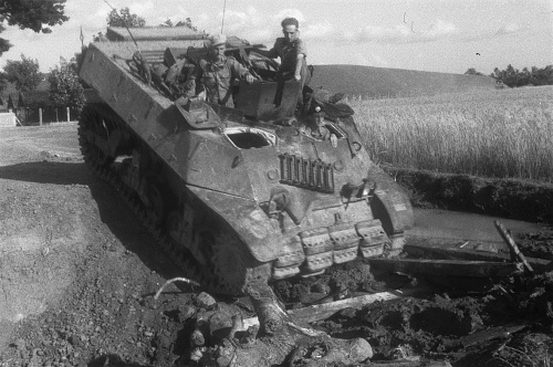 Click image for larger version
Name: Een_Recce_M3_Stuart_tank_%28waarvan_het_machinegeweer_is_verwijderd%29_passeert_het%2C_Bestandde.jpg
Views: 21
Size: 734.0 KB
ID: 110372