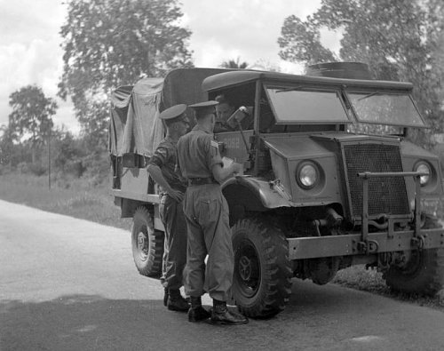 Militaire Politie controleert een vrachtauto (F15A) Indonesi 1946 7165485267_8fd818178f_o.jpg