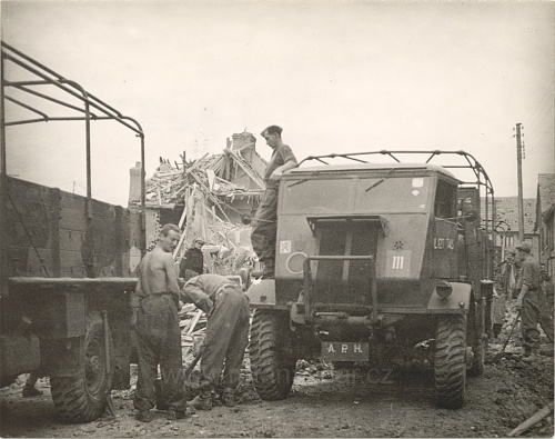 WOT8-Pp1_-po-bombardovani_-Coventry-lto-1942.jpg