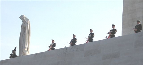 thepiperplaysvimy2007memorial.jpg