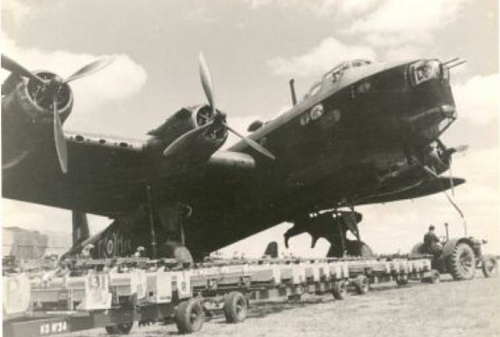 Stirling with tractor and bombs.jpg