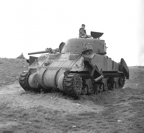 Click image for larger version

Name:	FO121672 Tank Memorial - original markings.jpg
Views:	5
Size:	555.4 KB
ID:	116897
