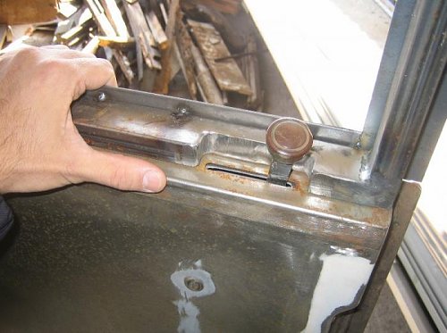 Click image for larger version
Name: 61 REAR DOOR WINDOW 17-02-2012.jpg
Views: 36
Size: 47.2 KB
ID: 47698