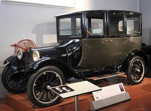 800px-1919-dodge-sedan-06284.jpg