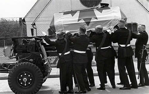 CF funeral land rover 02.jpg