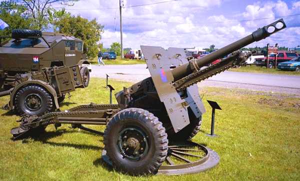 The 25 pdr gun/howitzer